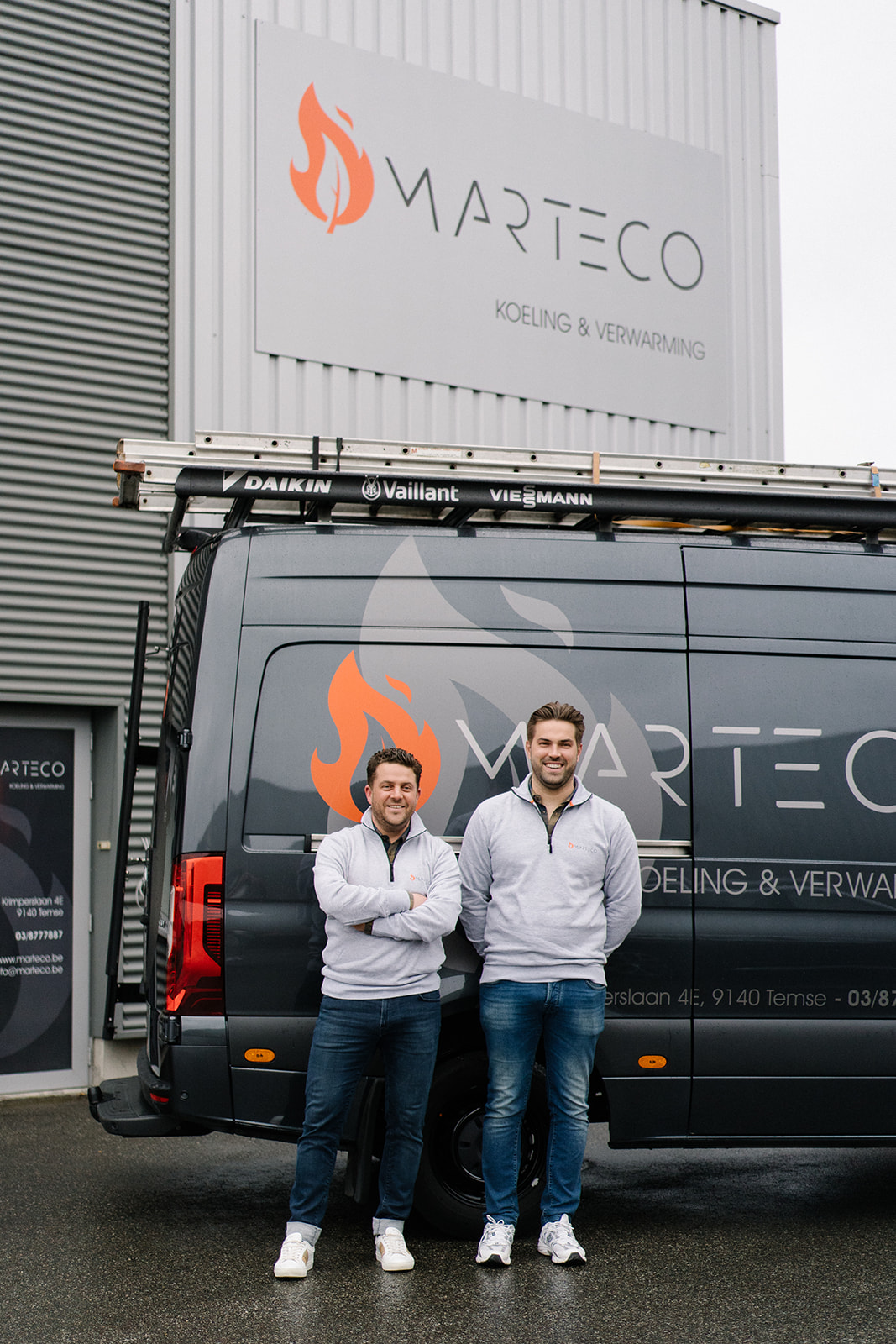 De zaakvoerders van MARTECO voor de bedrijfswagen
